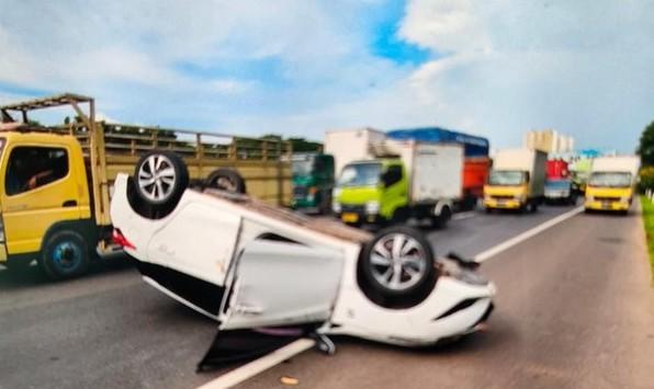 Sebuah Mobil Terguling di KM 20 Tol Jakarta-Tangerang, Pengemudi Selamat