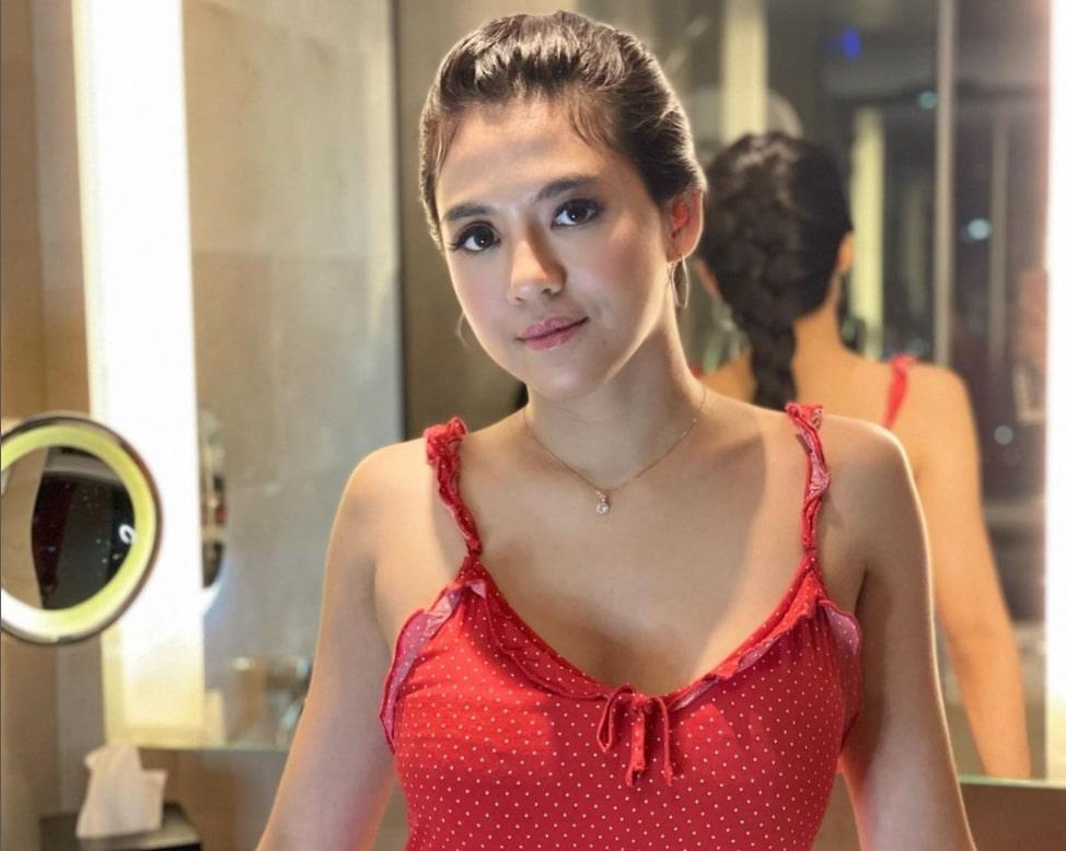 Ini Potret DJ Una Kenakan Dress Merah Polkadot Ketat yang 'Diributin' Netizen