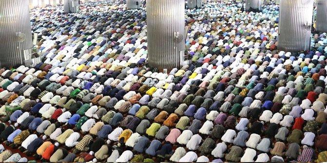 Jamaah Rapatkan Saf, MUI Perbolehkan Salat Jumat-Salat Id Usai Covid Melandai