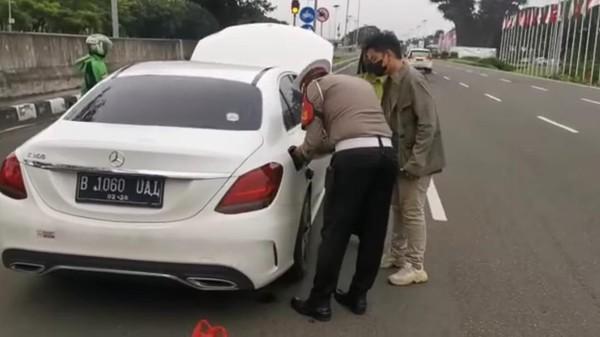 Mantap, Pak Polisi Jadi 'Petugas SPBU' Dadakan Isi Bensin Mobil Mercy di Tol Bandara