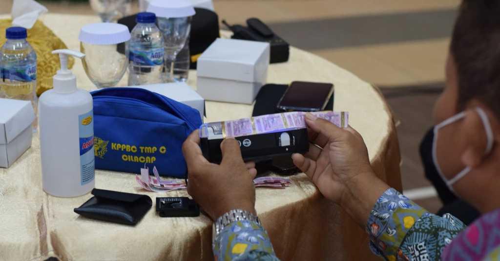 Berikan Edukasi, Bea Cukai Tunjuk Cara Periksa Keaslian Pita Cukai