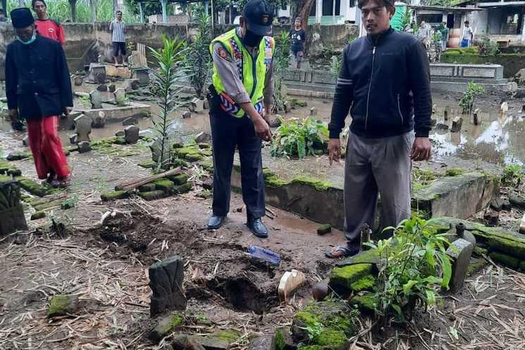 Terbentur Batu Nisan Istri, Seorang Suami di Kediri Langsung Meninggal Dunia