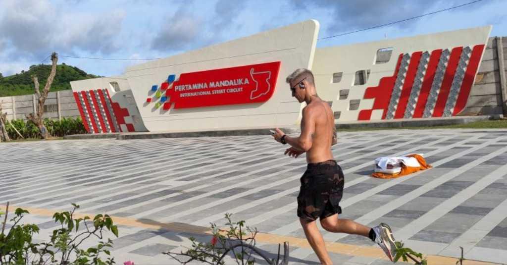 Lari Sore Bertelanjang Dada di Sekitar Mandalika, Quartararo Sapa Para Penggemar MotoGP