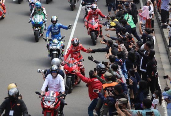 Kali Pertama di Dunia dan Baru di Negeri +62, Pembalap MotoGP 'Tos' dengan Warga di Pinggir Jalan
