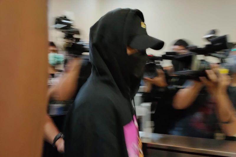 Kenakan Pakaian Serba Hitam, Reza Arap dan Arief Muhammad Penuhi Panggilan Bareskrim Polri Hari Ini