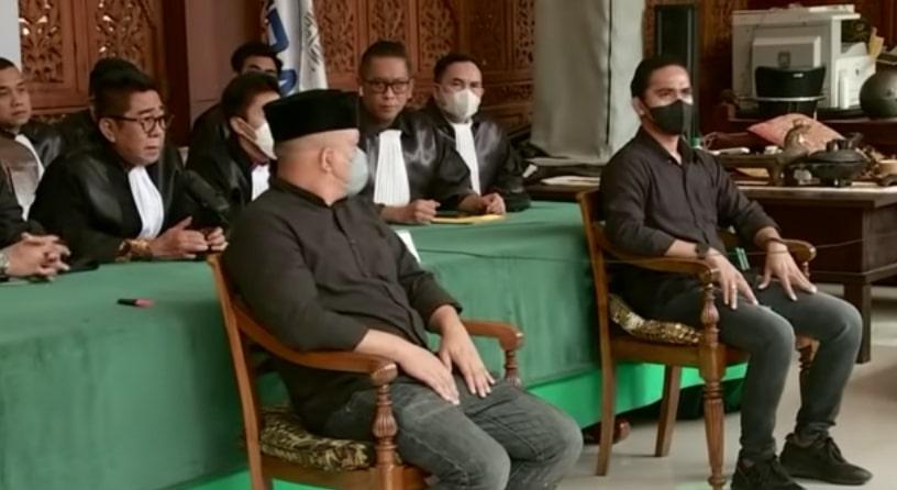 Divonis Bebas, Dua Polisi Penembak Anggota FPI Sujud Syukur dan Menangis