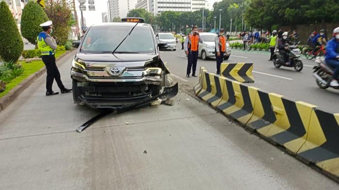 Pengemudi Vellfire Ini Ikhlas Mobilnya Nubruk Tembok Busway Demi Hindari Pemotor yang Ugal-ugalan, Bumpernya Sampai Copot