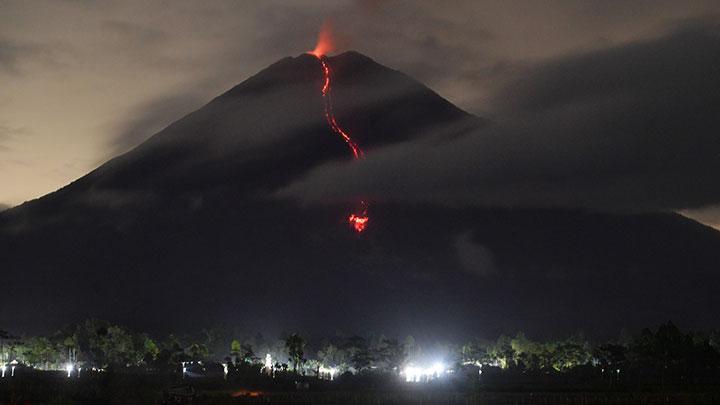 Gunung Semeru Kembali Batuk, Semburkan Awan Super Hot Sejauh 3.500 Meter