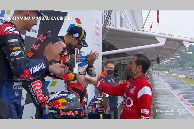 Momen Jokowi Serahkan Tropi dan Salami Pemenang MotoGP Mandalika