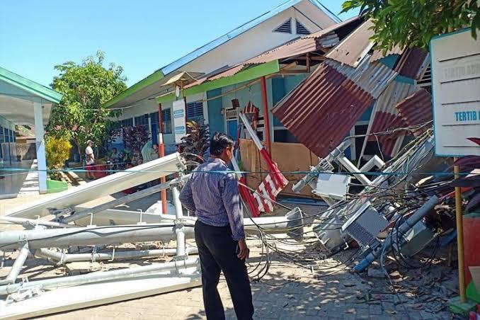 Waduh Menara 'Sutet' Telekomsel Ambrol, Kontrakan Warga Depok Ini Acak-acakan Bak Kapal Pecah