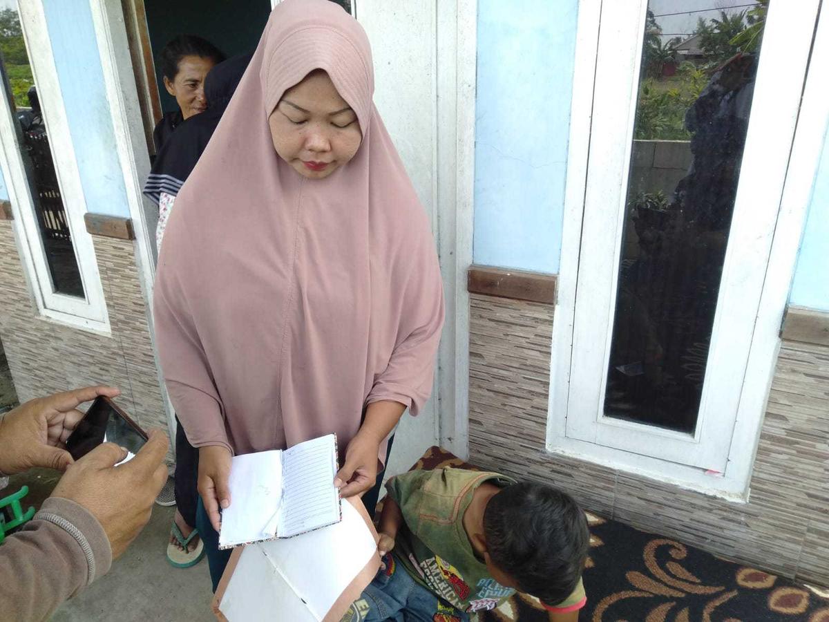 Ampun Dah, Bocah Tiga Tahun  Makan Sandal, Styrofoam Dan Kertas