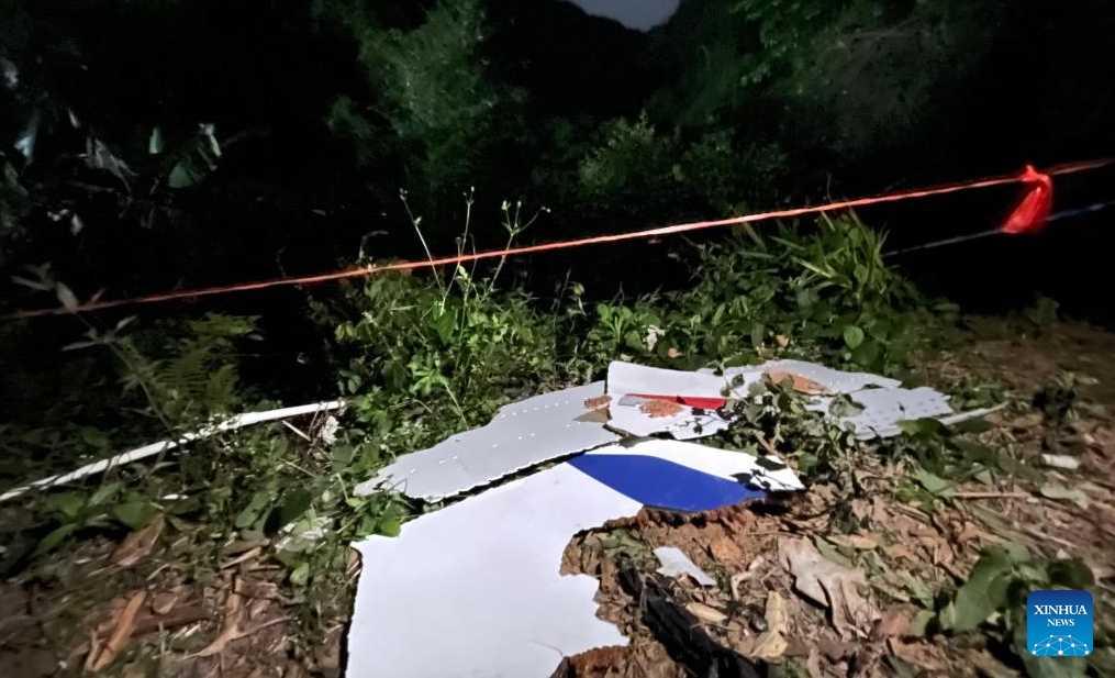 Puing Pesawat China Eastern Berpenumpang 132 Orang Berserakan tapi Belum Ada Satu pun Korban Ditemukan