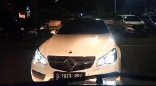 Sok Gagah-gagahan Halangi Ambulans Bawa Pasien Mau Melahirkan, Endingnya Pengemudi Mercy Minta Maaf