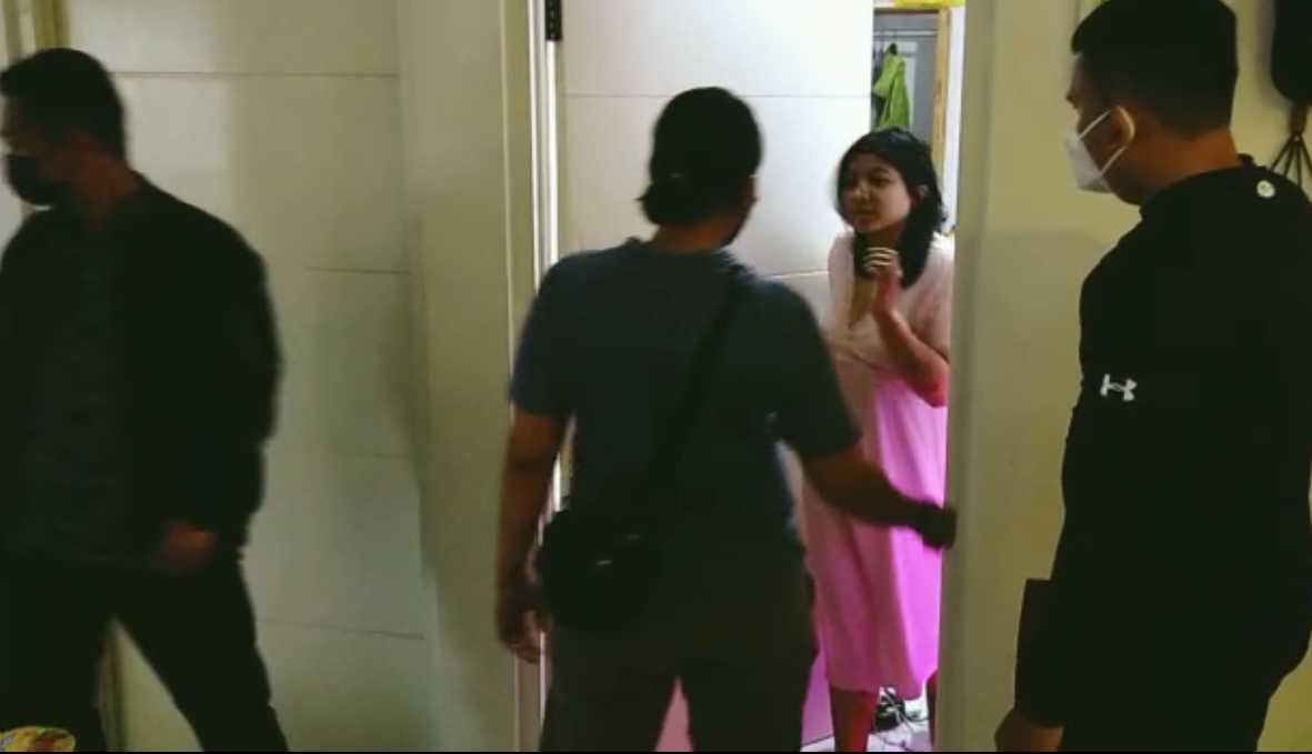 Detik-detik Dea OnlyFans Ditangkap Polisi, Pakai Lingerie Pink 'Ngintip' dari Dalam Kamar