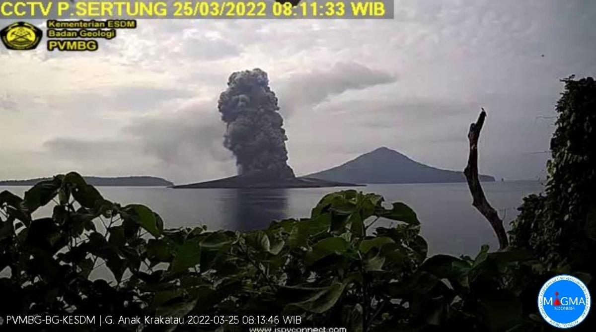 Gunung Anak Krakatau Dua Kali Semburkan Abu Vulkanik Setinggi 2 Km pada Jumat Ini