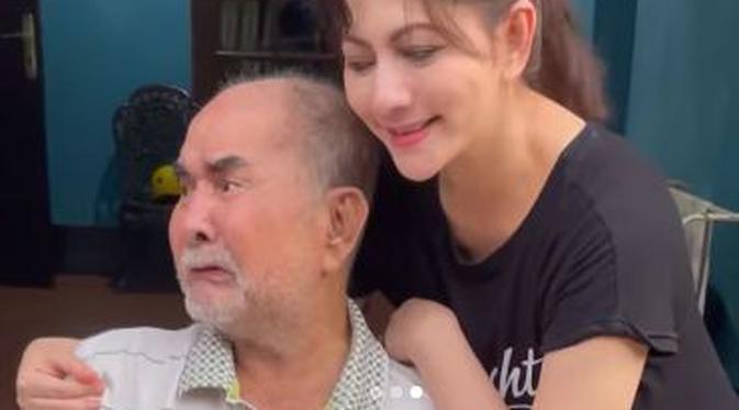 Potret Haru Cut Keke Urus Ayah yang Duduk di Kursi Roda