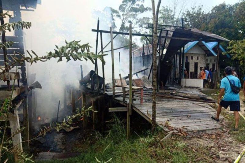 Ditinggal Ngobrol saat Kompor Masih Menyala, Dua Rumah di Gunung Mas Hangus Terbakar