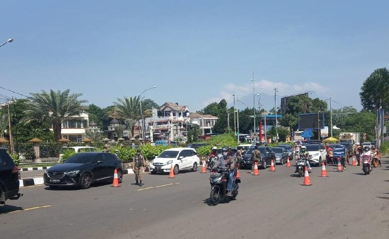 Dear Turis Lokal, Lalu Lintas Puncak Bogor Ramai dan Gak Macet, Ganjil Genap Tetap Berlaku