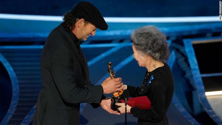 Aktris Veteran Yeon Yuhjung Persembahkan Anugerah Aktor Pendukung Oscar dalam Bahasa Isyarat