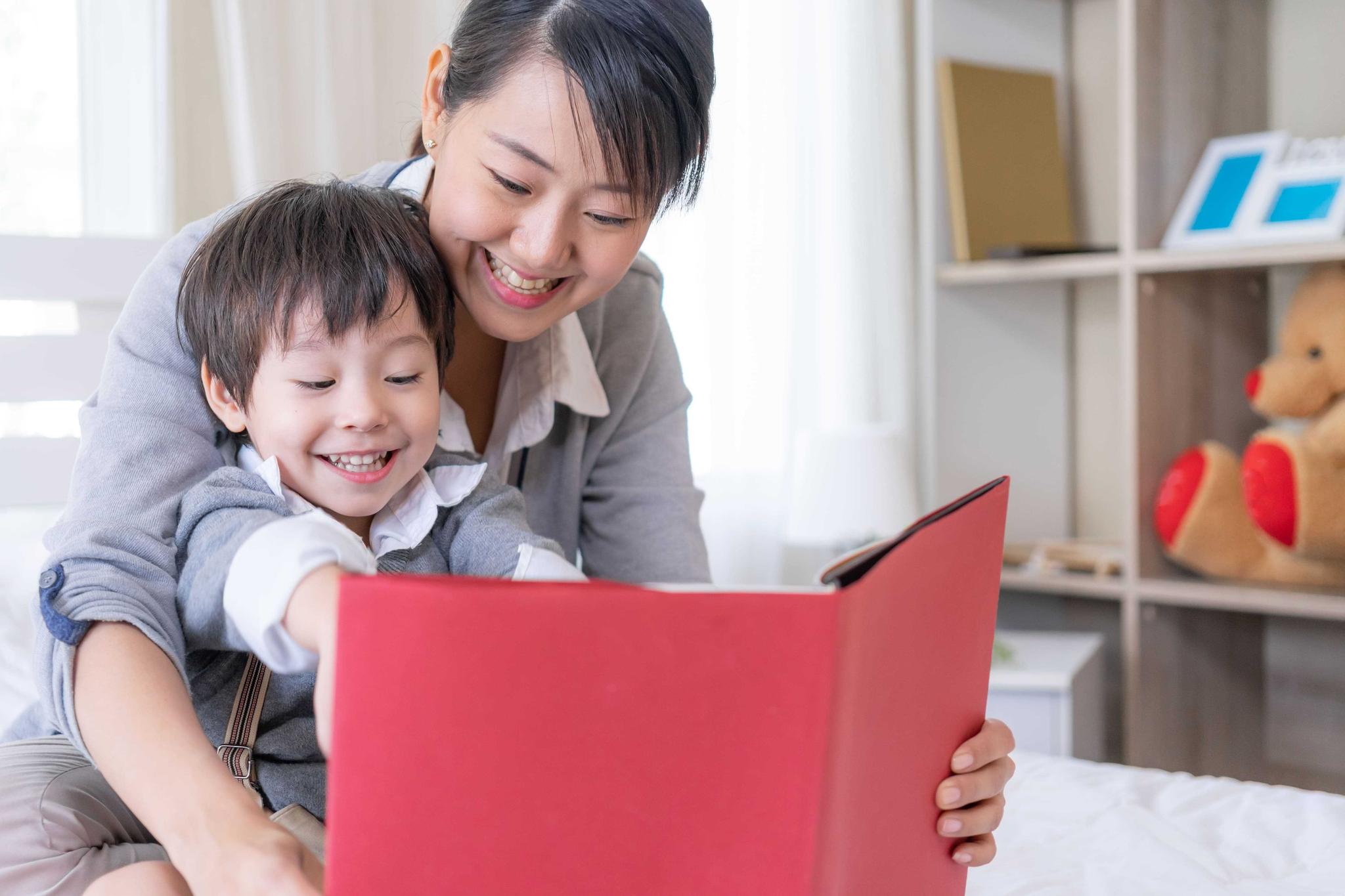Gak Cuma Bikin Ngantuk, Simak Manfaat Baca Buku untuk Anak Sebelum Tidur