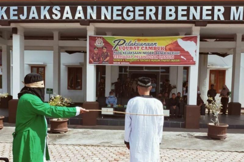 Kepergok Satpol PP saat ‘Ena-ena’, Sejoli Non Muhrim di Aceh Ini Jalani Hukuman Cambuk
