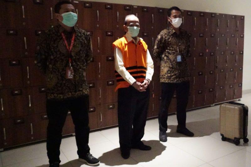 KPK Jebloskan Mantan Gubernur Annas Maamun ke Tahanan