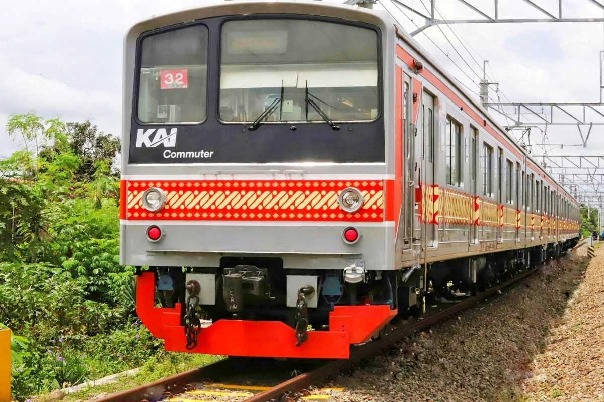 Viral! Muda-mudi Diduga Mesum dalam KRL