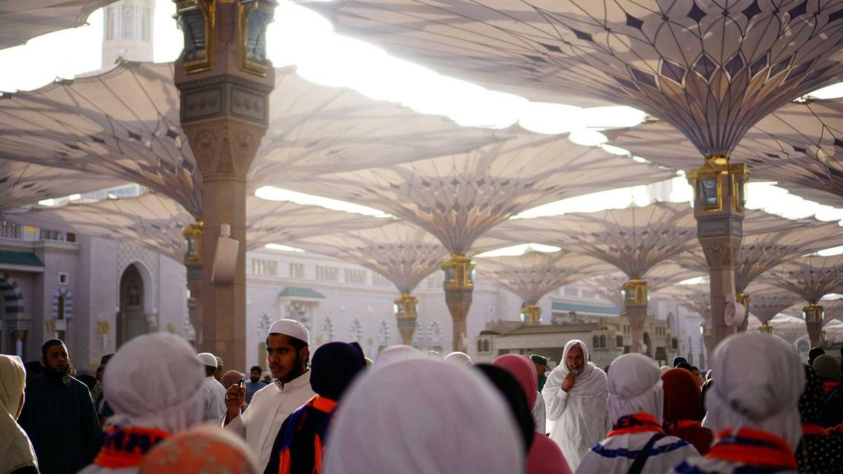 Wanita di Atas 45 Tahun kini Bisa Umrah Tanpa Mahram dengan Syarat Ini