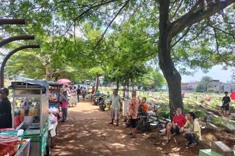 Sepi, Puluhan Peziarah Kunjungi TPU Grogol Jakarta Barat pada H-1 Ramadan