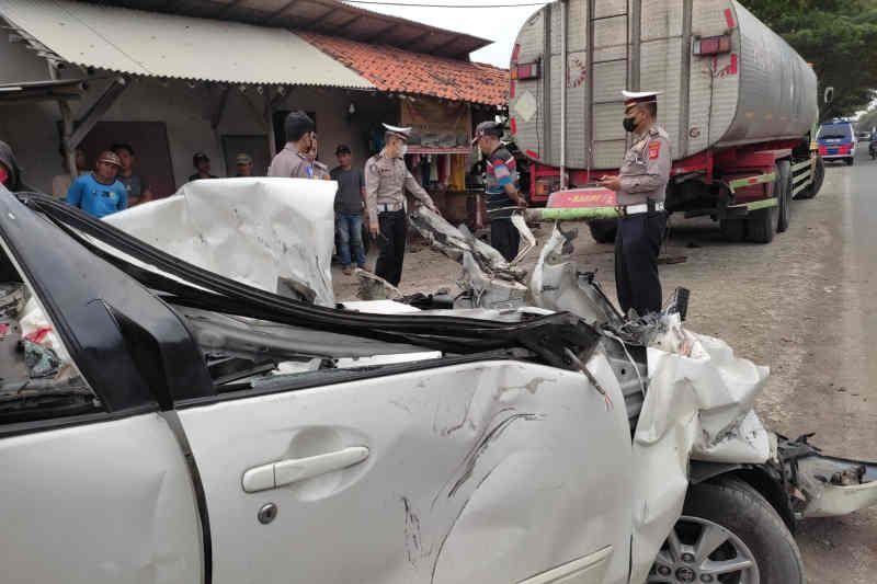 Diduga Ngantuk, Minibus Hantam Truk Tangki di Pantura hingga Tewaskan Enam Orang