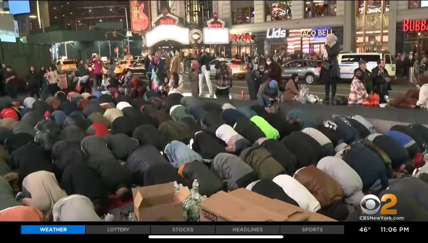 Ratusan Muslim Amerika Serikat Bukber dan Tarawih Perdana di Times Square New York