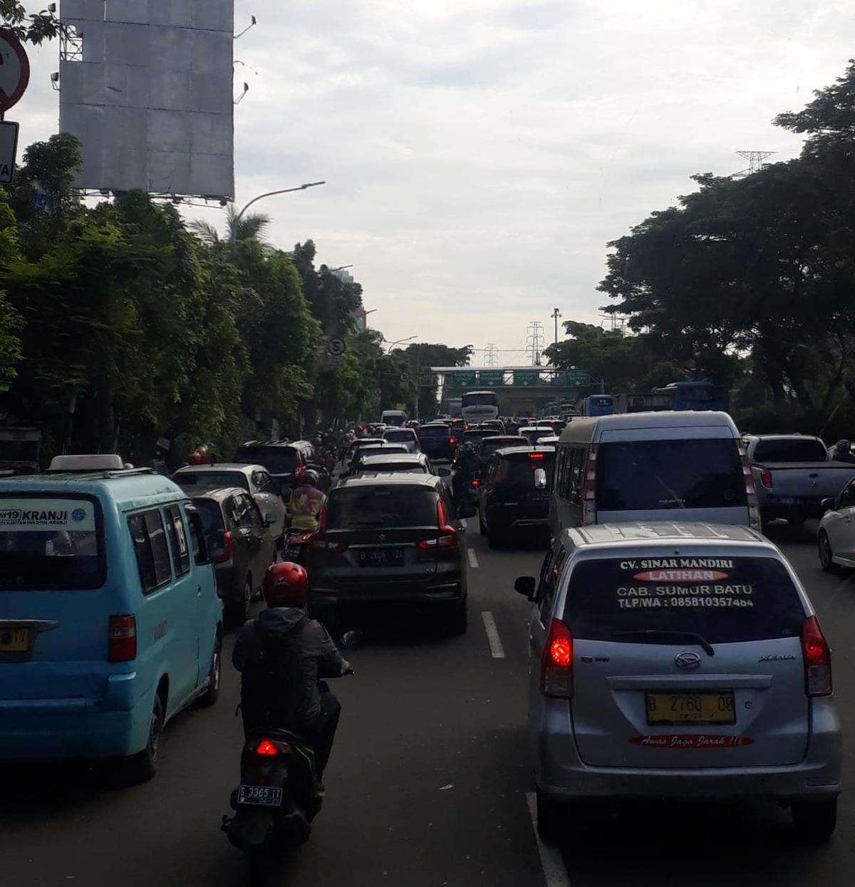 Hari Pertama Kerja di Bulan Ramadan, Beberapa Ruas Jalan Arah Jakarta Macet