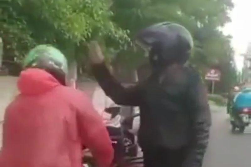 Viral Video Oknum Polisi Pukul Kepala Driver Ojol, Ambil SIM dan STNK lalu Ngacir