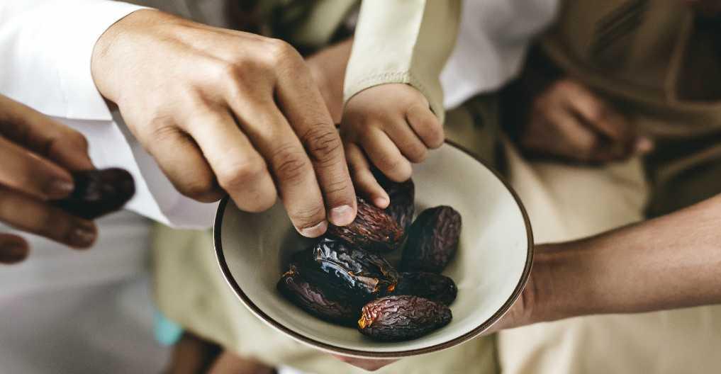 Berbuka karena Mengira Sudah Azan Magrib padahal Belum, Apakah Puasanya Batal?