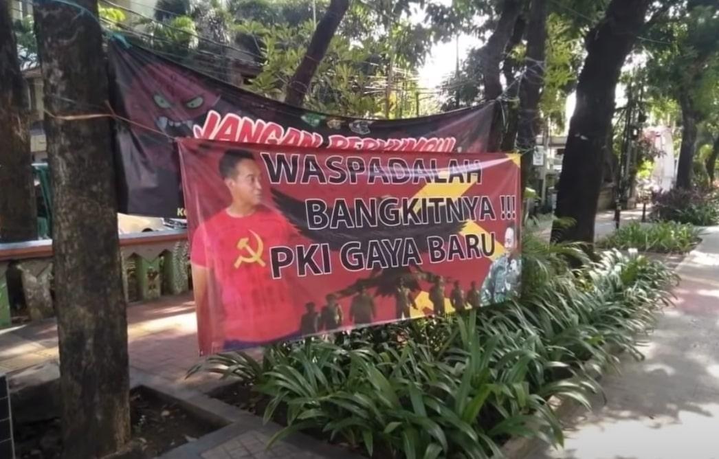 Ngeri! Muncul Spanduk Jenderal Andika Pakai Kaus Berlogo PKI