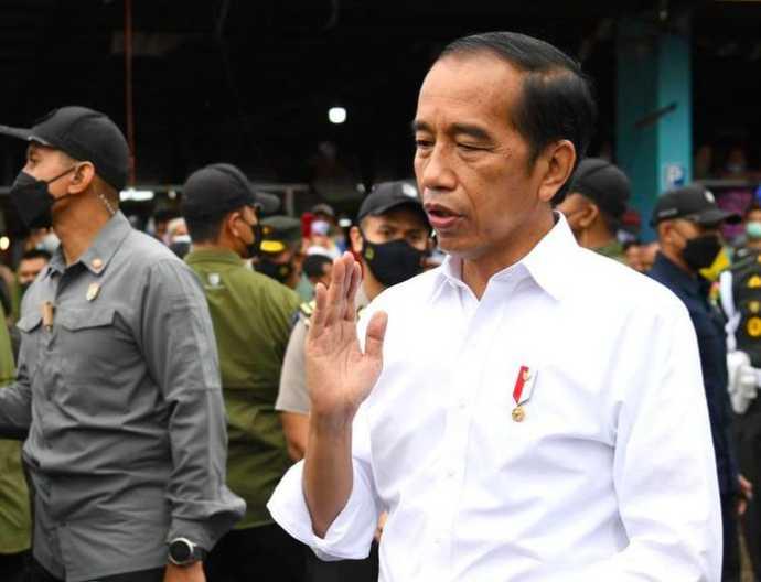 Jokowi Serahkan BLT dan Minyak Goreng ke Masyarakat Jambi