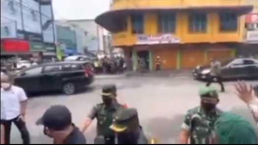 Viral Pria Bawa Poster Teriak-teriak saat Jokowi Kunjungan ke Jambi: Minyak Goreng Turunkan!