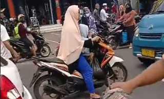 Kelakuan Emak-emak Ini Bikin Jengkel, Lawan Arus di Jalanan Macet, Ditegur Ngamuk
