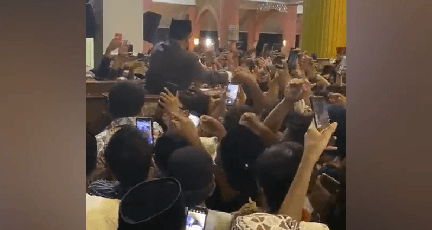 Kata Anies Diteriaki 'Presiden' dan Respons Ganjar Didemo Solidaritas Wadas Usai Ceramah di Masjid UGM