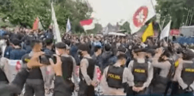 Ratusan Mahasiswa Unindra Diadang Polisi Masuk Pintu Tol JORR