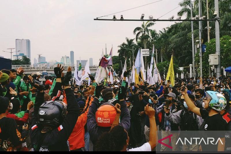Ratusan Ojol Antusias Sambut Ribuan Mahasiswa Demo 11 April di Gedung DPR: Selamat Datang Mahasiswa!
