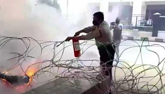 Demo 11 April, Mahasiswa Palopo Bakar Ban dan Diserang Gas Air Mata