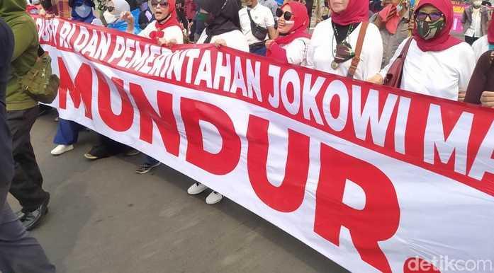 Ibu-ibu Ikut Demo 11 April Bawa Spanduk Besar Bertuliskan 'Jokowi Gagal' dan 'Pecat Luhut'