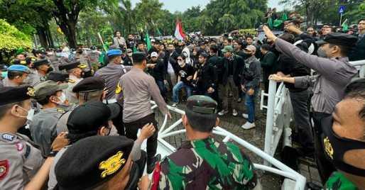 Massa HMI Robohkan pagar DPRD Bekasi, Mengecam Jokowi agar Pecat Dirut Pertamina, Menkeu dan Menteri Bicara Tunda Pemilu