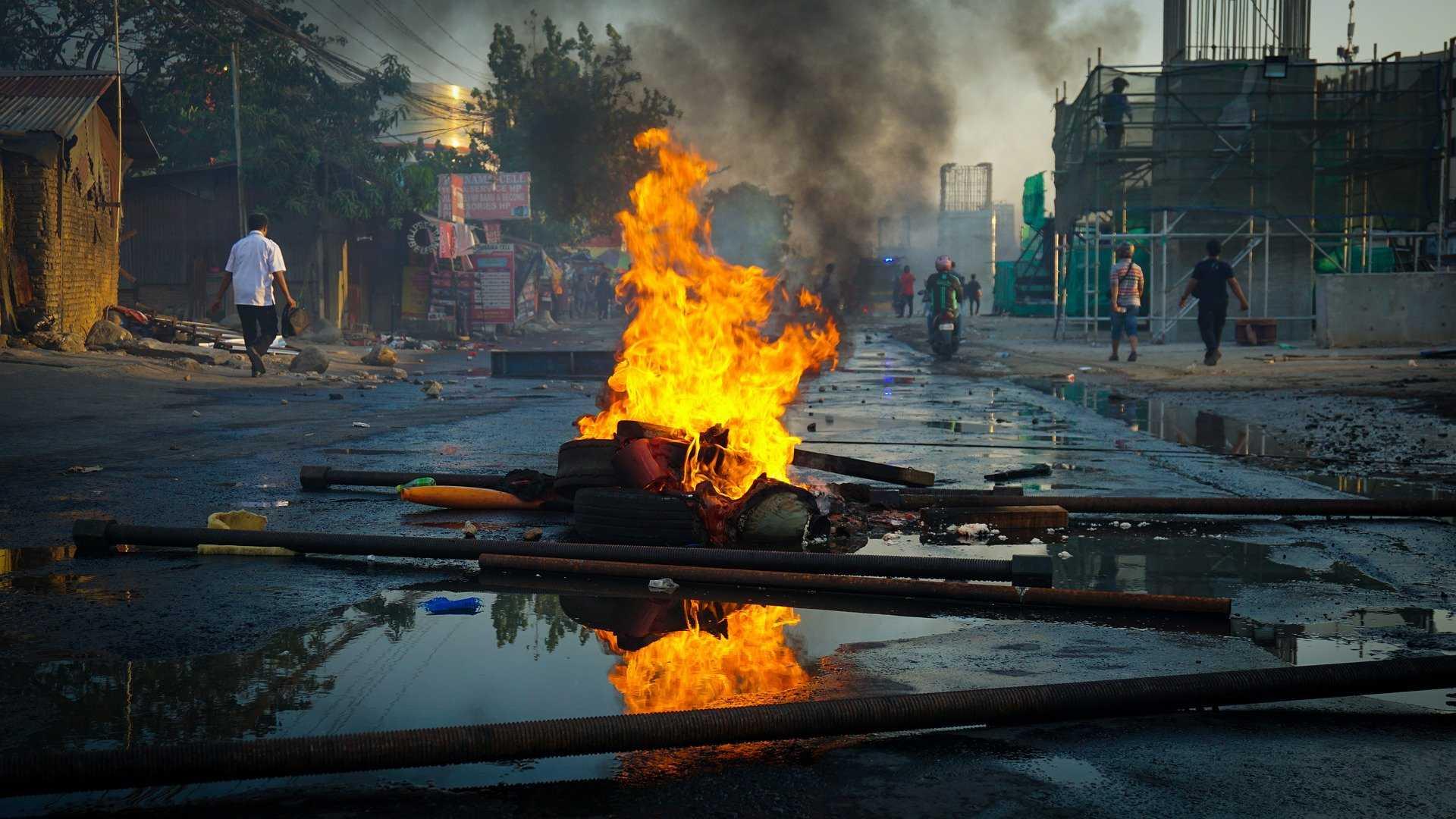 Jalan Tol Dalam Kota depan Gedung DPR RI, Ditutup Usai Dibobol Mahasiswa Bodong Pemicu Kericuhan depan Gedung Parlemen Senayan