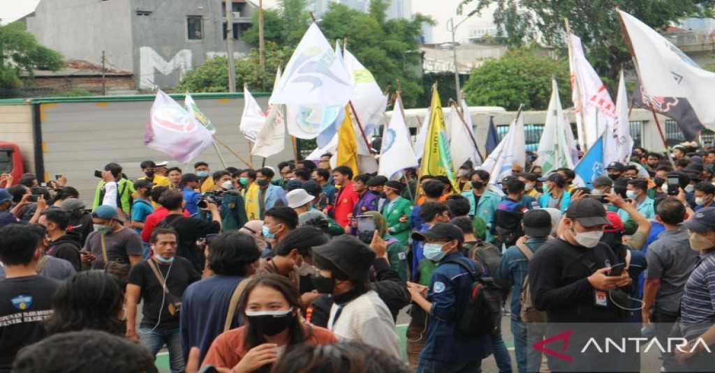 Gunakkan Trail dan Seragam Serba Hitam, Rombongan Polisi Pecah Konsentrasi Massa yang Kuasai Jalan Tol Dalam Kota depan Gedung DPR RI