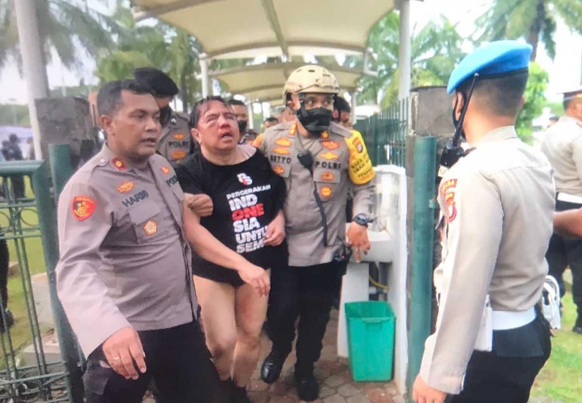 Ade Armando Babak Belur Dipukuli hingga Ditelanjangi di Lokasi Demo 11 April
