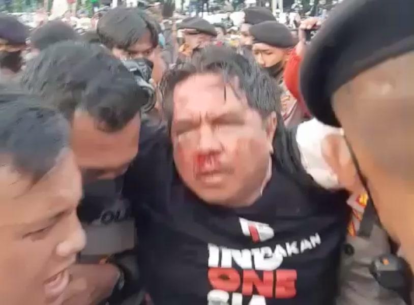 Sebelum Bonyok Mengenaskan, Ade Armando Diteriaki 'Buzzer' dan Munafik oleh Emak-emak Pendemo