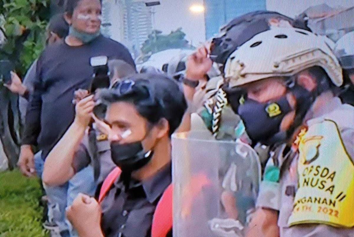 Kapolda Metro Jaya Cool Habis Gaes, Dilempar Batu Malah Ajak Mahasiswa Demo 11 April Selfie