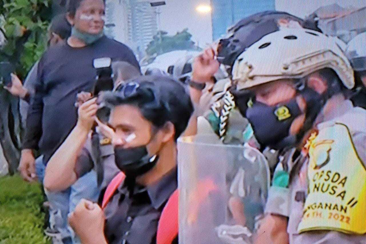Kapolda Metro Jaya Cool Habis Gaes, Dilempar Batu Malah Ajak Mahasiswa Demo 11 April Selfie
